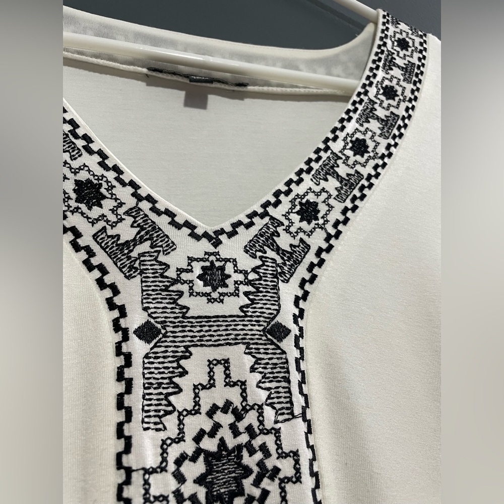 Adrianna Papell Tops/Adrianna Papell Embroidered shirt 1X white and Black - Picture 6 of 8